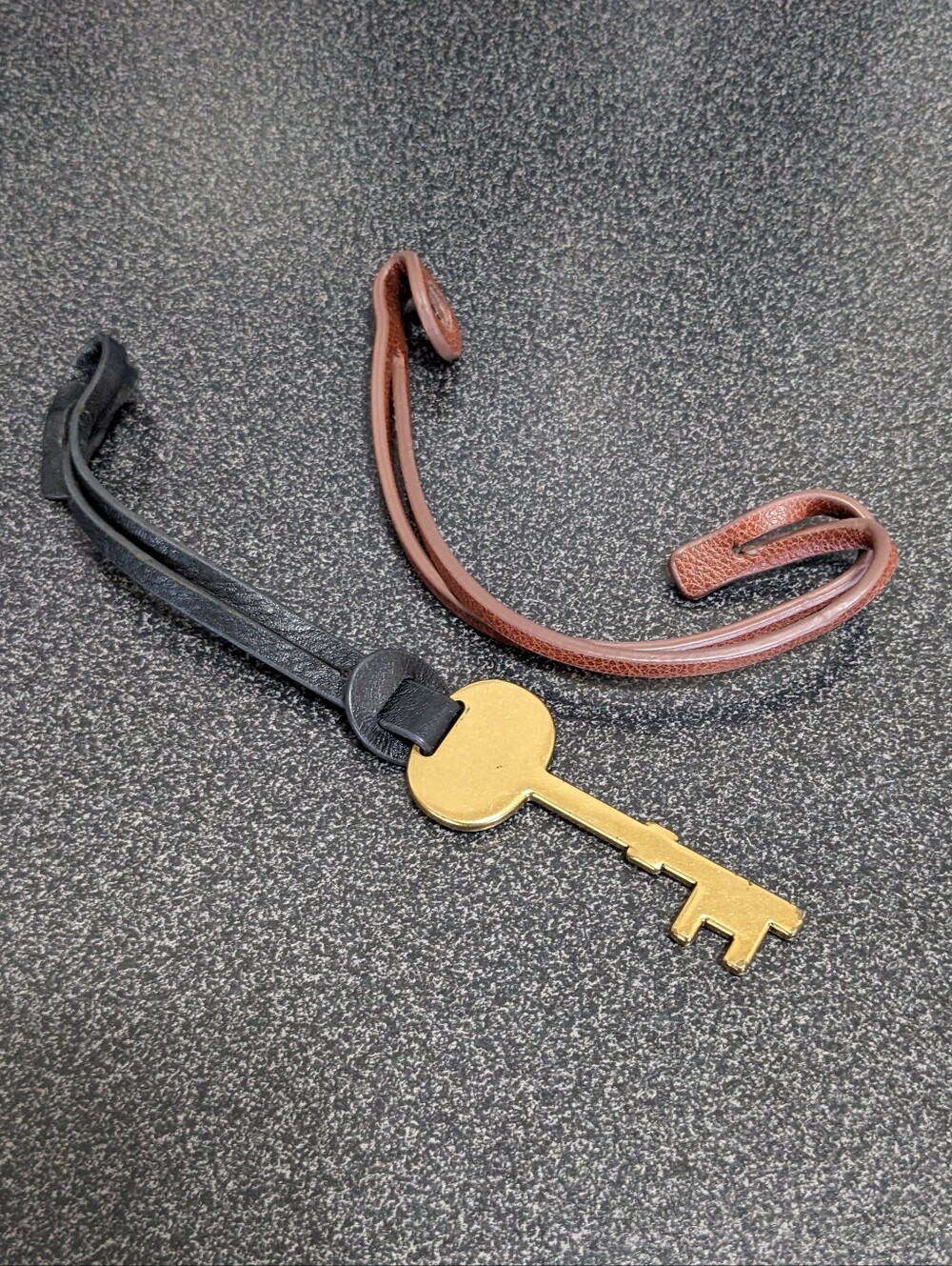 Fossil Gold Tone Key Hangtag Bag Charm Keychain Black & Brown Leather Bag Charm